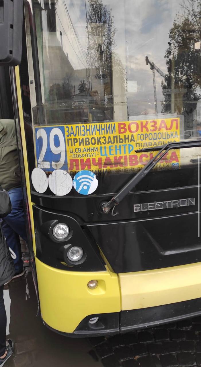 "Я ждать не буду". Во Львове водитель автобуса отказался везти бойца ВСУ без ноги